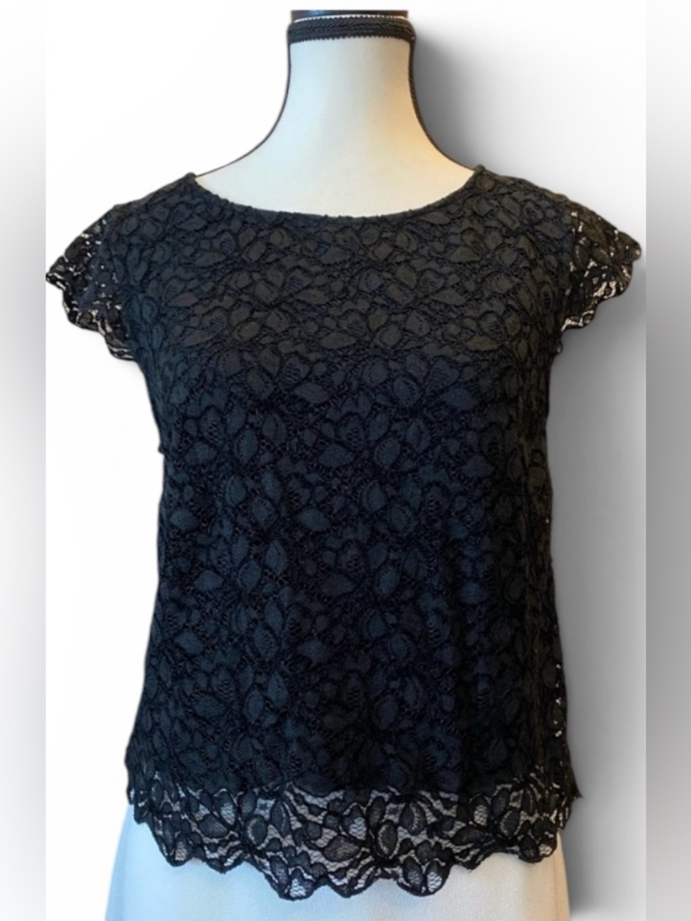 Aritzia Talula black lace top cap sleeves Size M feminine versatile